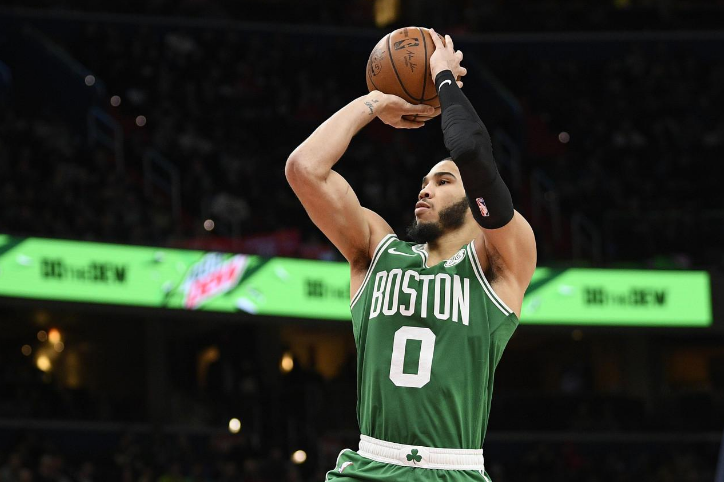  塔图姆50分绿军横扫雄鹿  