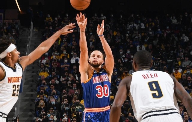  勇士新秀崛起，库里三分里程碑达成  